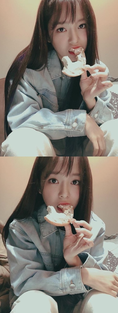 Gugudan Sejeong has certified Bagel Mukbang.Sejeong posted several photos on his Instagram on the 12th with the article Om  ~.Sejeong in the public photo is looking at the camera while eating bagels. Especially, Sejeong shows a tough face and shows Mukbang, which makes him cute.Also, after eating the bagel, I look at it with a new look as if it is somewhere regrettable.Sejeong is working as a solo song Flower.Photo: Sejeong Instagram