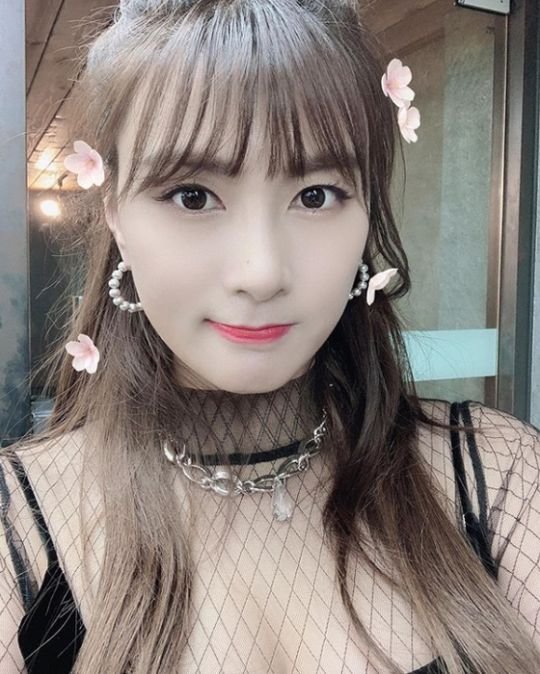 Oh Ha-young posted a picture on his SNS on the 13th with an article entitled My heart is a dumper dump.Oh Ha-young in the public photo is styled with accessories and half-packed hair on black one-piece. A pure but Hwasa visual catches the eye.The fans who encountered the photos responded such as Finally Today, Active Fighting and It is also beautiful.Meanwhile, group Apink, which Oh Ha-young belongs to, will release its mini-9th album LOOK (look) at 6 p.m. today (13th) and return to the title song Dumdrum.
