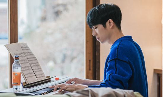 Jung Hae In started the romance of Jung Hae In and Chae Soo-bin, and Jung Hae In showed the piano cesenade for Chae Soo-bin, which made the audience feel more excited.In the last broadcast, the House of Representatives responded to the unrequited love of Seo Woo.Seo Woo decided to continue his unrequited love for the House even if it was a pro, and the House of Representatives wondered how the 1 pro would grow up. I need Seo Woo.I want you to stay. He gave me a heartbeat.Among them, Jung Hae In, who sits in front of the piano, is shown in the still.His expression, which could not take his eyes off the score as if he were nervous, was enough to give the viewers a smile.At this time, Chae Soo-bin, who entered the delivery destination, sees such Jung Hae In and makes him feel excited with his sweet eyes and smile.And soon, Jung Hae Ins romantic two-shot, which starts playing the piano for only Chae Soo-bin, stimulates the love cell.Before this film, Jung Hae In is the back door that he was immersed in piano practice to play Eric Satis Juteve (I want you) which had flowed in his first meeting with Chae Soo-bin in the play.Jung Hae In, who practiced with a worried expression on the day of shooting, soon started shooting, and he played the piano with all his heart, and a scene filled with excitement was born.TVNs Drama Half is a love story drawn by the House of Representatives, an artificial intelligence programmer in his N-year unrequited love, and the classical recording engineer Seo Woo, who is concerned about his unrequited love, and will be broadcast seven times today (13th) at 9 p.m.Photosbong-gyu bak