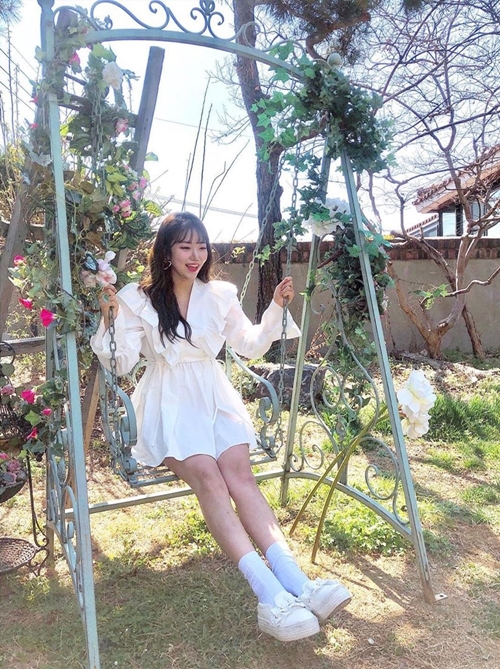 Singer Kim Hee-jin shows off his watery Beautiful looksKim Hee-jin released a picture and a short video on the official SNS channel on the 13th.Kim Hee-jin in the photos and videos is wearing a white dress and showing off his bright styling, as well as swinging and making a clear smile.In particular, Kim Hee-jin said, I do not fall down, and gave energy for fans who can not meet close to Corona 19.Kim Hee-jin is currently actively communicating through the official SNS channel.YouTube also releases cover videos and V-logs containing daily life, and also announces the steady current status through SNS.Mr. Trot musical Mr.Kim Hee-jin, who was also cast in the Trot Show musical Mr. Trot Sonata, is spurring preparations for a new album with practice.
