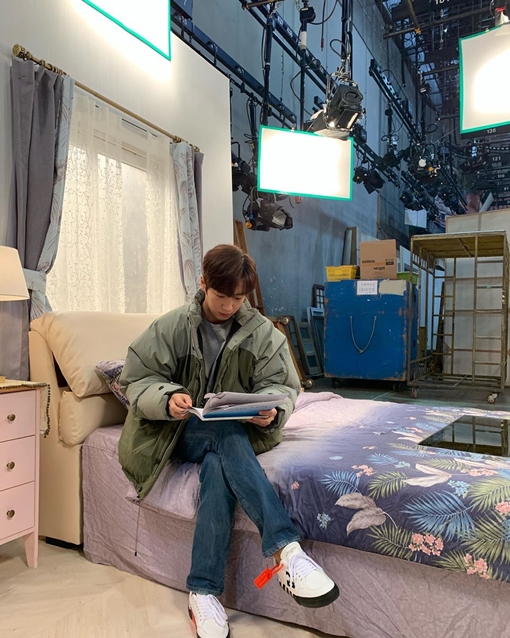 Actor Lee Sang-yeob showed off his warm visuals on the set of Ive been there once.Lee Sang-yeob posted a picture and article on his Instagram account on the 12th.Lee Sang-yeob in the post said, #Once she came in. I am secretly script in the room that Song Na-hee writes alone.I am Yoon Kyu-jin who lives in the living room. In particular, Lee Sang-yeob boasted a brilliant visual with a high nose, a small face, and a clear eye.Meanwhile, Lee Sang-yeob is appearing on KBS2 drama Ive been to once.