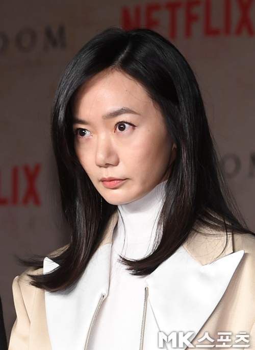 Actor Bae Doona is positively reviewing the appearance of the Netflix original series Goyos Sea produced by Jung Woo-sung.Bae Doona is positively considering her appearance in Goyos Sea, the agencys Saebyuldang Entertainment said on the morning of the 13th.Goyos Sea is a science fiction thriller genre that tells the story of elite crews going to retrieve a questionable sample on a research base abandoned on the moon in the background of a future earth that has been short of water and food due to the former World desertification.Bae Doona Acts an elite crew going to investigate research bases abandoned on the moon.Meanwhile, Bae Doona appeared in Netflix drama Kingdom Seasons 1 and 2, and met with former World viewers.