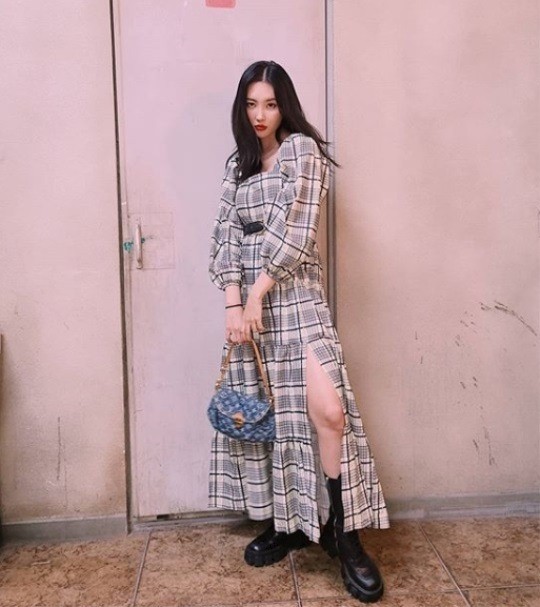 maekyung.com news teamSinger Sunmi showcased a spectacular visual.Sunmi posted a picture on his Instagram with a heart emoticon on the 13th.In the open photo, Sunmi poses in a checkered long dress with a side.Sunmi was loved by the Fly last year.