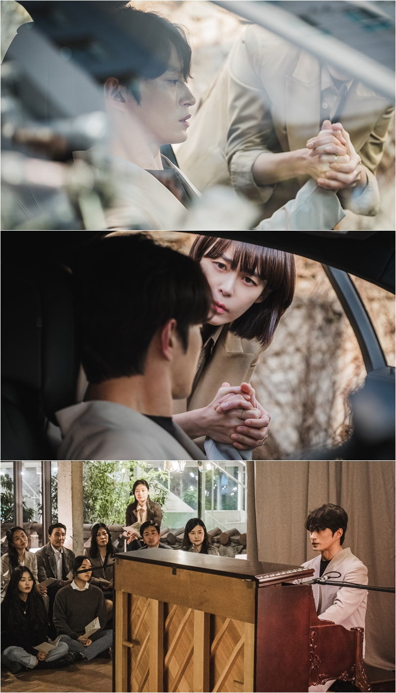 maekyung.com news teamhalf-half Lee Ha-na grabbed the hand of Kim Sung-kyu, who was panicked.TVN Mon-Tue drama Van Eui-ban will be showing two shots of Lee Ha-na (Moon Soon-ho station) and Kim Sung-kyu (Kang In-wook station) ahead of the 7th broadcast today (13th).In the last broadcast, In-wook started to escape from the slum with the help of Sunho.Among them, the steel that was released is attracting attention because it contains Kim Sung-kyu who panicked in the car.His eyes, which have lost focus in the extreme slum, are saddened. Lee Ha-na grabs his hand and attracts attention.Lee Ha-nas worried eyes, clutching Kim Sung-kyus hands tightly in both hands, make him feel his heartfelt.And Kim Sung-kyu, who is sitting in front of a piano surrounded by many people, is caught, raising the question of whether he can play the piano.This is Kim Sung-kyu who held a house concert in the drama.However, Kim Sung-kyu panicked in the car without entering the concert hall, and Lee Ha-na, who is looking for him, is going to reach out to him without hesitation.It is also noteworthy that Kim Sung-kyu will be able to escape deep and deep slums with the sincere help of Lee Ha-na, and that Lee Ha-na and Kim Sung-kyu will change their relationship.TVN Mon-Tue drama half-half is a love story drawn by the House of Representatives of the N-year artificial intelligence programmer and the classical recording engineer Seo, who is concerned about his unrequited love.At 9 p.m. on the 13th, seven times
