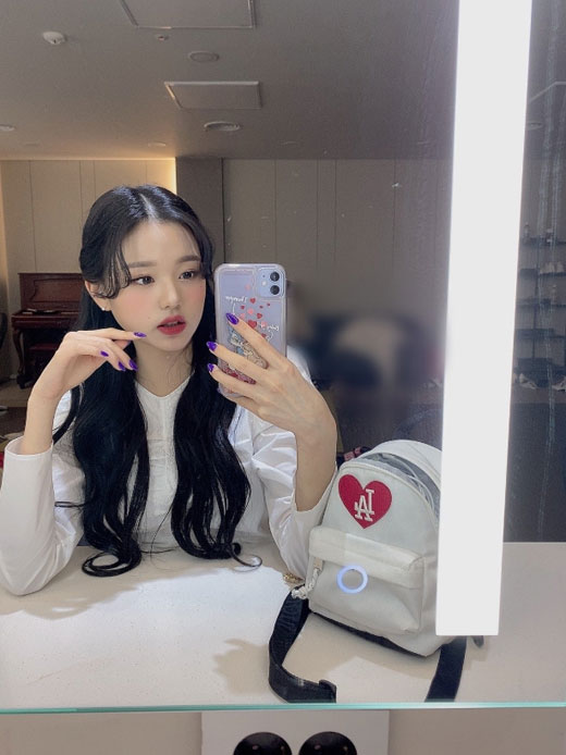 Jang Won-young, a member of girl group IZ*ONE, unveiled a self-titled selfie.Jang Won-young posted a number of photos on the IZ*ONE official Twitter on the 12th with the article Pretty Love.In the photo, Jang Won-young is making a playful look, showing off Nail, which is a purple color. Especially, the goddess beauty and neat atmosphere attract attention.The netizens who watched this showed various reactions such as I am cute, I am beautiful, I am only interested.On the other hand, IZ*ONE appeared on KBS 2TV Endless Masterpiece - Singing Legends on the 11th.