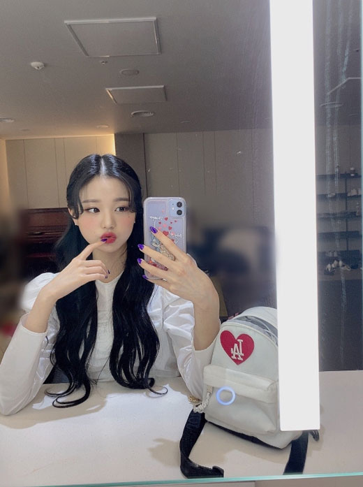 Jang Won-young, a member of girl group IZ*ONE, unveiled a self-titled selfie.Jang Won-young posted a number of photos on the IZ*ONE official Twitter on the 12th with the article Pretty Love.In the photo, Jang Won-young is making a playful look, showing off Nail, which is a purple color. Especially, the goddess beauty and neat atmosphere attract attention.The netizens who watched this showed various reactions such as I am cute, I am beautiful, I am only interested.On the other hand, IZ*ONE appeared on KBS 2TV Endless Masterpiece - Singing Legends on the 11th.