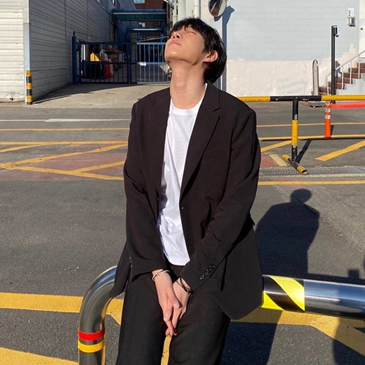 Actor Kim Young-Dae has revealed his latest situation.Kim Young-Dae posted a picture on Instagram on the 13th, with the Rainbow and Fruit emoticons without any special comments.It appears to have been taken during the break during filming: Kim Young-Dae, who wore a generous black jacket over a white T-shirt.It is a slight blur of the bangs naturally, covering the eyes, and the faint atmosphere flows, especially the sculpture-like appearance of Kim Young-Dae, who smiles gently.In the picture of the side face, the sleek nose and jaw line rob the eye.Kim Young-dae played in the MBC drama How I Found It last year as Oh Nam-ju.Recently, JTBC drama I will go if the weather is good is actively active.