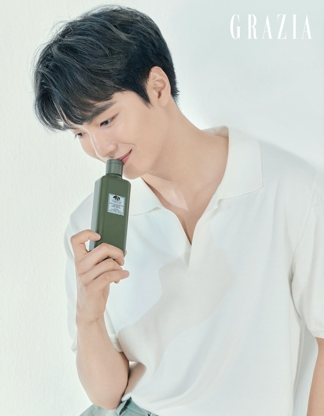 JR, a member of NUEST (JR, Aaron, Baekho, Min Hyon, Rennes), is making a trendy move by confirming the renewal of the beauty brand Orizance advertising model.Pledis Entertainment, a subsidiary company, said on April 13, NUEST JR, who has been active as the exclusive model of the natural beauty brand Orizance since 2019, has signed a contract and will meet with the public once again through Orizance.In particular, JR, which has re-signed with the friendly and positive image of the author, created Origins and an amazing Synergy, will continue to play a role as a public relations ambassador to publicize brands such as photo shoots.In addition to the news of the renewal, JR made a surprise announcement of some of the picture cuts with Origins and magazine Gracia, making it more warm for viewers to feel the charm of the upgraded visuals and springtime freshness.In addition, JR said, I often use the products to dry and sensitive skin because I am often under stage makeup and hot lights, and I am calming my skin. I am picking one of the masks according to my skin condition that day.bak-beauty