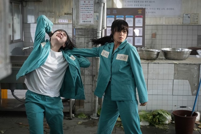 Goodcasting Choi Kang-hee was caught at the scene of the prison mop Die Bad, holding a mop and evaluating the lawless zone alone.SBSs new monthly drama Goodcasting (playplayplay by Park Ji-ha/director Choi Young-hoon) is an action humanism blockbuster that takes place when women who were pushed out of the NIS job and kept their desks were forced to work as field agents and then launched the colostrums Operation The Mole Song: Undercover Agent Reiji.A shopping cart rather than a pistol, an ordinary woman who matches a back-to-back smashing rather than a high-altitude downhill action, saves her family, saves the people, and saves the country, giving viewers an intense surrogate satisfaction and extreme pleasure.Above all, Choi Kang-hee has a job performance ability, but he plays the role of Baek Chan-mi, a problem child in the NIS, who is evaluated as the worst because of the stage kiss that he spits out regardless of what he says.Choi Kang-hee is a NIS black agent who shows intense action in hot talk and emits charismatic girl crush charm.In this regard, the scene of Prison Daemoll Die Bad, where Choi Kang-hee showed the face of a rumored NIS black agent Baek Chan-mi, is drawing attention.In the play, Baek Chan-mi confronted the violent struggle between fellow prisoners after the Mole Song: Undercover Agent Reiji on the prson to solve the case.Baek Chan-mi, who came with a mop for cleaning, gives a cold look as if their unexpected Die Bad disapproves, and eventually explodes the hidden force.As a legendary black agent in the NIS, he was surprised by the skill of a master who uses brilliant fighting techniques such as kicking anger, holding a neck and putting a trash can on his head.What is Baek Chan-mis entry into the private, what is his anger, and the activity of Baek Chan-mi, who is in charge of the lawless zone, is raising questions.Choi Kang-hees prison mop Die Bad scene was filmed in Paju, Gyeonggi Province last year.Choi Kang-hee was an action god of complicated movement, so as soon as he arrived at the scene, he unwound and rehearsed for a long time, such as breathing several times with assistant performers.In particular, Choi Kang-hee ran to the monitor as soon as the cut sounded, carefully checking his action angle, and bought the scene with a sincere attitude that did not hesitate to re-shoot repeatedly to get more satisfactory results.The scene has been praised for the great success of Choi Kang-hee, who was reborn as a real action actor through Good Casting, the production team said. Please enjoy the exciting and exciting action that Actor Choi Kang-hee has fully demonstrated his capabilities.bak-beauty