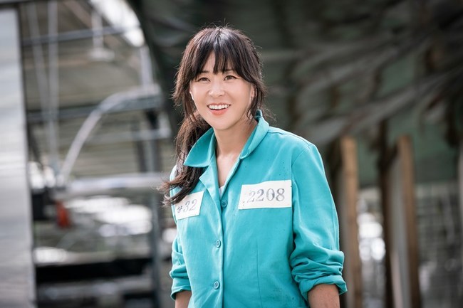 Goodcasting Choi Kang-hee was caught at the scene of the prison mop Die Bad, holding a mop and evaluating the lawless zone alone.SBSs new monthly drama Goodcasting (playplayplay by Park Ji-ha/director Choi Young-hoon) is an action humanism blockbuster that takes place when women who were pushed out of the NIS job and kept their desks were forced to work as field agents and then launched the colostrums Operation The Mole Song: Undercover Agent Reiji.A shopping cart rather than a pistol, an ordinary woman who matches a back-to-back smashing rather than a high-altitude downhill action, saves her family, saves the people, and saves the country, giving viewers an intense surrogate satisfaction and extreme pleasure.Above all, Choi Kang-hee has a job performance ability, but he plays the role of Baek Chan-mi, a problem child in the NIS, who is evaluated as the worst because of the stage kiss that he spits out regardless of what he says.Choi Kang-hee is a NIS black agent who shows intense action in hot talk and emits charismatic girl crush charm.In this regard, the scene of Prison Daemoll Die Bad, where Choi Kang-hee showed the face of a rumored NIS black agent Baek Chan-mi, is drawing attention.In the play, Baek Chan-mi confronted the violent struggle between fellow prisoners after the Mole Song: Undercover Agent Reiji on the prson to solve the case.Baek Chan-mi, who came with a mop for cleaning, gives a cold look as if their unexpected Die Bad disapproves, and eventually explodes the hidden force.As a legendary black agent in the NIS, he was surprised by the skill of a master who uses brilliant fighting techniques such as kicking anger, holding a neck and putting a trash can on his head.What is Baek Chan-mis entry into the private, what is his anger, and the activity of Baek Chan-mi, who is in charge of the lawless zone, is raising questions.Choi Kang-hees prison mop Die Bad scene was filmed in Paju, Gyeonggi Province last year.Choi Kang-hee was an action god of complicated movement, so as soon as he arrived at the scene, he unwound and rehearsed for a long time, such as breathing several times with assistant performers.In particular, Choi Kang-hee ran to the monitor as soon as the cut sounded, carefully checking his action angle, and bought the scene with a sincere attitude that did not hesitate to re-shoot repeatedly to get more satisfactory results.The scene has been praised for the great success of Choi Kang-hee, who was reborn as a real action actor through Good Casting, the production team said. Please enjoy the exciting and exciting action that Actor Choi Kang-hee has fully demonstrated his capabilities.bak-beauty