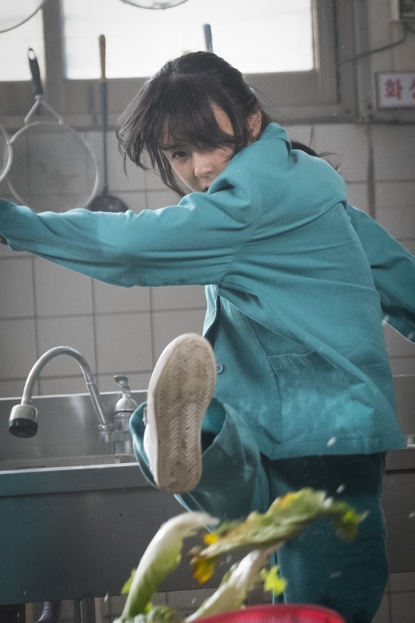 Goodcasting Choi Kang-hee was caught at the scene of the prison mop Die Bad, holding a mop and evaluating the lawless zone alone.SBSs new monthly drama Goodcasting (playplayplay by Park Ji-ha/director Choi Young-hoon) is an action humanism blockbuster that takes place when women who were pushed out of the NIS job and kept their desks were forced to work as field agents and then launched the colostrums Operation The Mole Song: Undercover Agent Reiji.A shopping cart rather than a pistol, an ordinary woman who matches a back-to-back smashing rather than a high-altitude downhill action, saves her family, saves the people, and saves the country, giving viewers an intense surrogate satisfaction and extreme pleasure.Above all, Choi Kang-hee has a job performance ability, but he plays the role of Baek Chan-mi, a problem child in the NIS, who is evaluated as the worst because of the stage kiss that he spits out regardless of what he says.Choi Kang-hee is a NIS black agent who shows intense action in hot talk and emits charismatic girl crush charm.In this regard, the scene of Prison Daemoll Die Bad, where Choi Kang-hee showed the face of a rumored NIS black agent Baek Chan-mi, is drawing attention.In the play, Baek Chan-mi confronted the violent struggle between fellow prisoners after the Mole Song: Undercover Agent Reiji on the prson to solve the case.Baek Chan-mi, who came with a mop for cleaning, gives a cold look as if their unexpected Die Bad disapproves, and eventually explodes the hidden force.As a legendary black agent in the NIS, he was surprised by the skill of a master who uses brilliant fighting techniques such as kicking anger, holding a neck and putting a trash can on his head.What is Baek Chan-mis entry into the private, what is his anger, and the activity of Baek Chan-mi, who is in charge of the lawless zone, is raising questions.Choi Kang-hees prison mop Die Bad scene was filmed in Paju, Gyeonggi Province last year.Choi Kang-hee was an action god of complicated movement, so as soon as he arrived at the scene, he unwound and rehearsed for a long time, such as breathing several times with assistant performers.In particular, Choi Kang-hee ran to the monitor as soon as the cut sounded, carefully checking his action angle, and bought the scene with a sincere attitude that did not hesitate to re-shoot repeatedly to get more satisfactory results.The scene has been praised for the great success of Choi Kang-hee, who was reborn as a real action actor through Good Casting, the production team said. Please enjoy the exciting and exciting action that Actor Choi Kang-hee has fully demonstrated his capabilities.bak-beauty