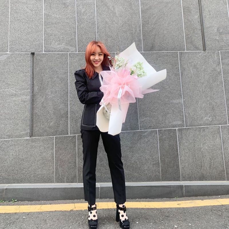 Group Brown Eyed Girls Narsha has reported on the latest.Narsha wrote on April 12 in her instagram with three photos, Age understands that there are only arrogant flowers on her mothers cell phone.In the photo, Narsha is smiling brightly at the camera with a pink hairstyle.A large bouquet of flowers in his arms makes Narshas beauty more prominent.The fans responded that the head is like a human cherry blossom and the flower has picked up the flower.surge implementation