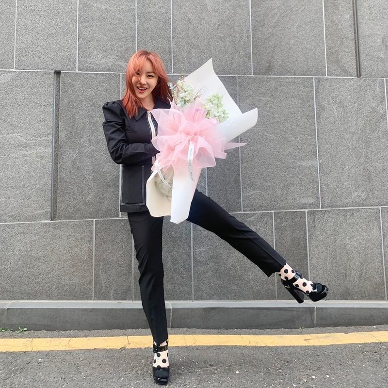 Group Brown Eyed Girls Narsha has reported on the latest.Narsha wrote on April 12 in her instagram with three photos, Age understands that there are only arrogant flowers on her mothers cell phone.In the photo, Narsha is smiling brightly at the camera with a pink hairstyle.A large bouquet of flowers in his arms makes Narshas beauty more prominent.The fans responded that the head is like a human cherry blossom and the flower has picked up the flower.surge implementation