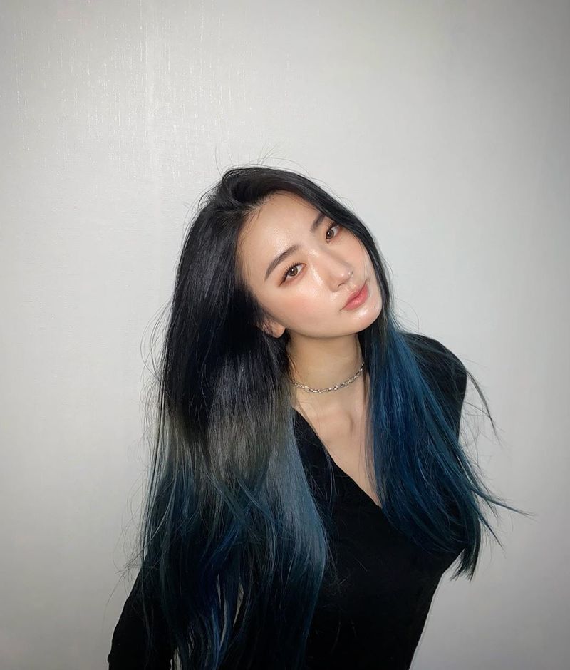 Dalsubin showed a fascination two-tone head.Singer dalsuvin, from the group Dal Shabet, posted a picture on April 12 with the phrase I found back my hair on his instagram.In the photo, dalsuvin poses in a black knit; he has a beautiful charm with a subtle hair color.han jung-won