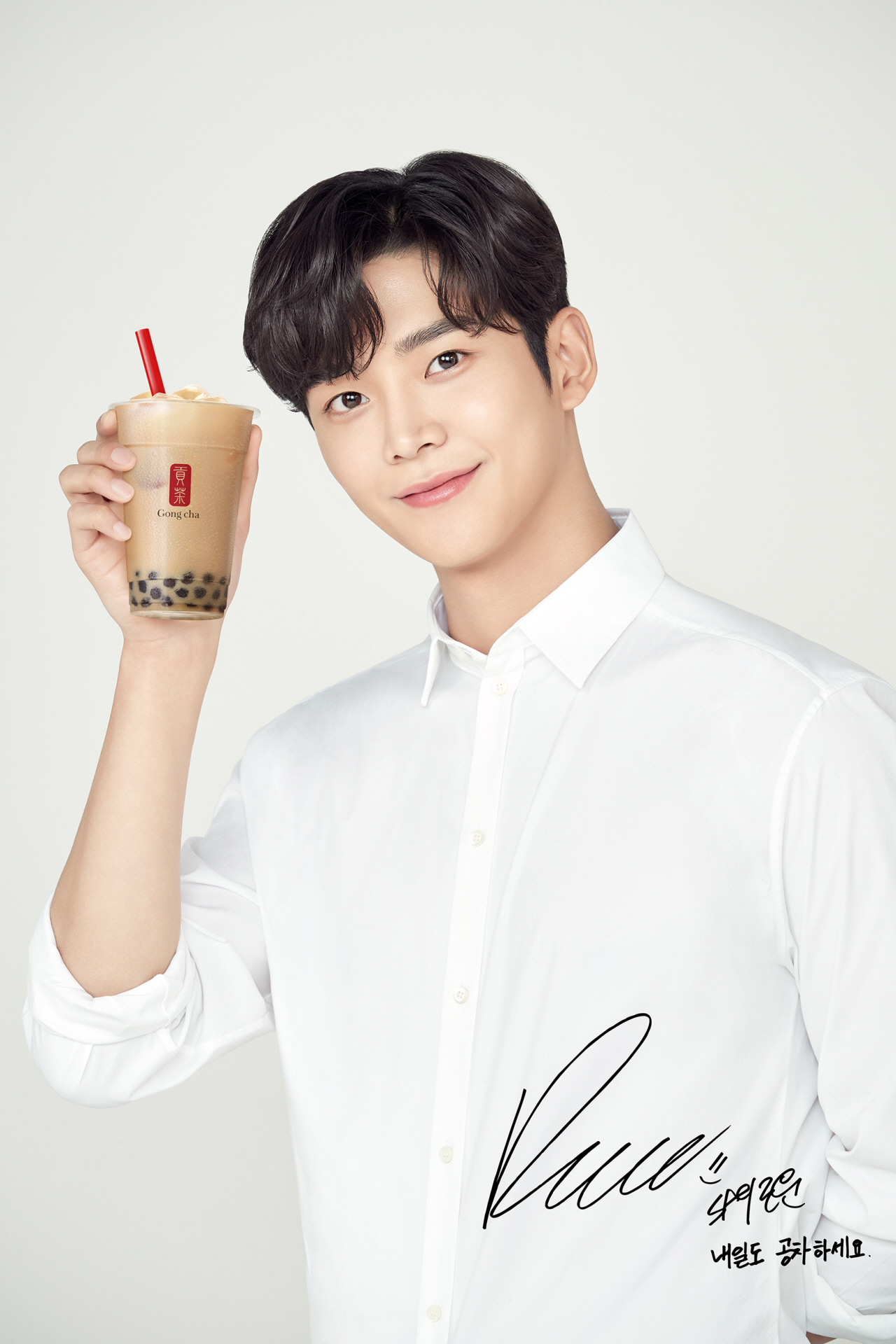 RO WOON of group SF9 is selected as the Drink brand advertisement model and is receiving a hot love call from the advertising industry.RO WOON was selected as the brand model of Gong Cha Korea, a global tea drink brand.RO WOON in the public photo is a neat look that matches stylish knit and cotton pants and emits a warm charm.RO WOON will meet consumers in various forms such as pictorials and online CF with the new menu model of Gong Cha in the future.RO WOONs picture can be found on the official website of Gong Cha on the 13th, and on the official SNS channel such as Instagram and Facebook.We decided that the bright and positive energy of RO WOON fits well with Gong Cha, so we decided to select it as a new brand Model, said a source from Gong Cha Korea. We can expect RO WOON, who is active in various fields, to meet with Gong Cha and show what kind of chemistry it will show.RO WOON has recently been selected as a model by receiving a love call from various brands such as Jincasual, Cosmetics, and confectionery products.RO WOON, which is engaged in advertising with clean and fresh visuals, is loved by various fields such as Acting, Music, and Entertainment.