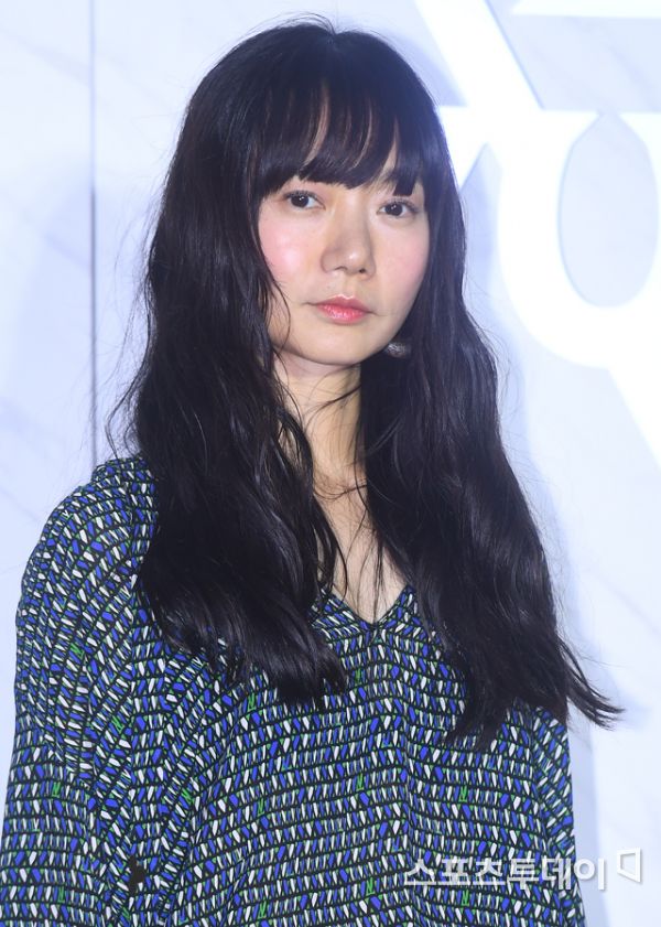 Actor Bae Doona is reviewing the appearance of Goyos Sea produced by Jung Woo-sung.On the 13th, Bae Doonas agency, Saebangdang Entertainment, said, Bae Doona is positive about the appearance of Netflix Goyos Sea.Goyos Sea tells the story of elite crews heading to the moon to retrieve a questionable sample in the background of the future Earth, which is lacking in water and food due to global desertification.Bae Doona was offered an elite member role holding another Secret from the other crew.Especially, Goyos Sea became a hot topic because Jung Woo-sung was the producer.It is noteworthy whether Jung Woo-sung and Bae Doona, who have turned into producers, will meet.