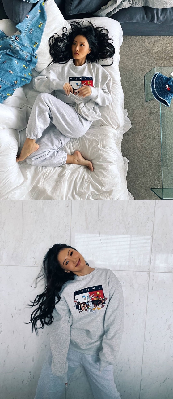 Hwasa posted two photos on her personal Instagram account on Wednesday.In the photo, Hwasa is lying comfortably and staring somewhere. Hwasas rich and black hair is clearly visible.In another photo, Hwasa beamed and showed off her lovely charm.Many netizens who responded to this responded that there are so many hairs, Hwasa is so attractive and laughing face is really lovely.Meanwhile, Hwasa made headlines on the 18th of last month by featuring in the new song Physical by pop star Dua Lupa.