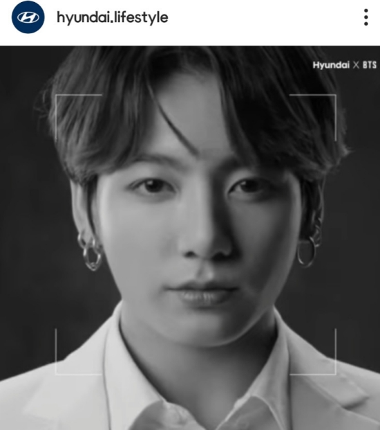 Group BTS member Jungkook showed off his superior piece visuals.On the morning of the 13th, the Hindu lifestyle SNS added a personal video of Jungkook with the article Enjoy the Darkness.Jungkooks brilliant visuals, which did not bow in the black and white video, caught the eye, and the distinctive features and deep eyes attracted more attention.With the calm and dreamy atmosphere of the video, the voice of the bass of Enjoy the Darkness was added to the deep and charming narration, further doubling the immersion.