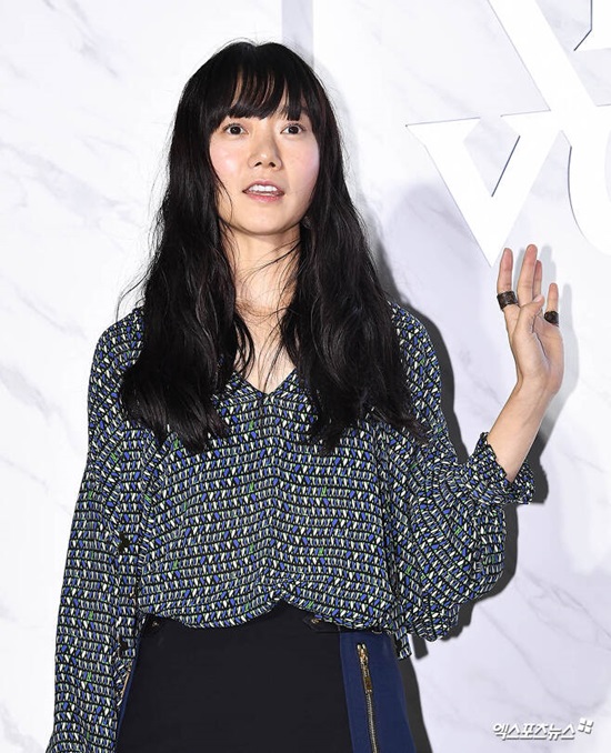 Actor Bae Doona is considering appearing in the Netflix original series Goyos Sea.On the 13th, Bae Doonas agency, Saebangdang Entertainment, said, We are positively reviewing the appearance of Goyos Sea.Sports Seoul said that Bae Doona will appear in Goyos Sea.Goyos Sea is a work of the science fiction thriller genre that tells the story of elite members heading to the moon to collect samples of questions in the background of the future earth, which is lacking in water and food due to global desertification.It is based on the short film of the same name directed by Choi Hang-yong, who was attracting attention through the 13th Misen Short Film Festival, and it has also been gathered as a work by Actor Jung Woo-sung as a producer.Bae Doona is known to lead the drama by playing an elite member who has another secret from other members of the drama.Bae Doona appeared on Netflix Kingdom 2, which was unveiled last month.Photo = DB