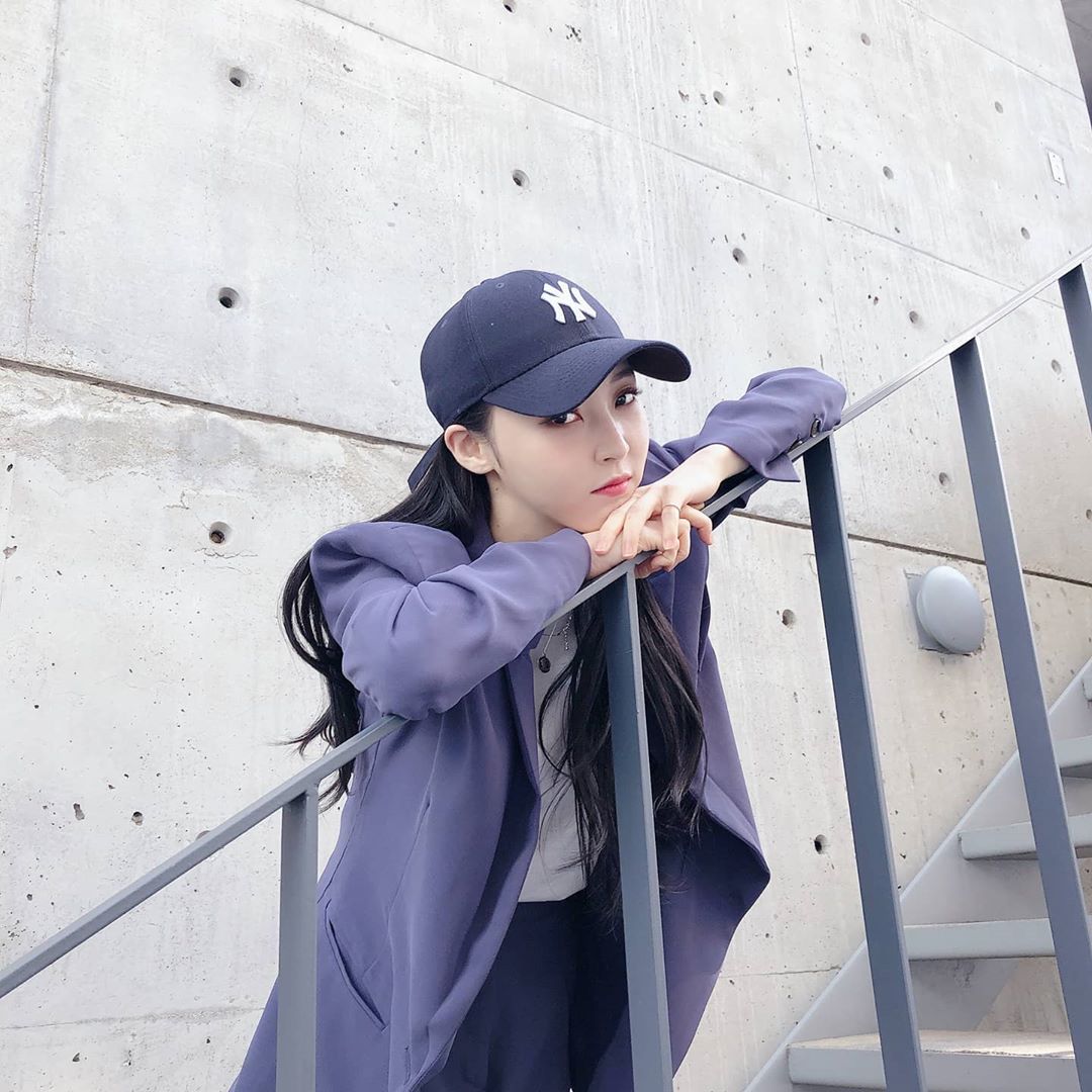 Moonbyul of group MAMAMOO reported on the latest situation.Moonbyul posted several photos on his Instagram on the 13th with Hashtag called #moonbyul #Moonbyul #m_f # Hat Love.In the open photo, Moonbyul showed a hip fashion by mixing suits, white T-shirts and caps. Moonbyuls chic eyes and bright energy capture the eyes of viewers.Moonbyul made a comeback in February with Solo, and acted as the title song When the Moon Covers the Sun.Photo: Moonbyul Instagram