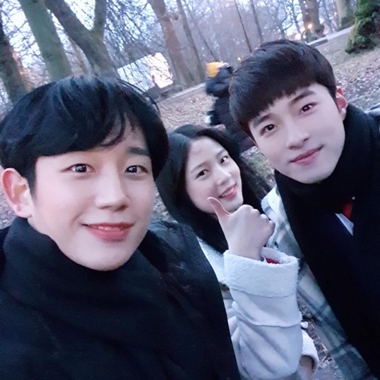 A photo of Shin So Hyun with Jung Hae In and Nam Da-reum was released.Shin So-hyun was noted as the first love child of Jung Hae In in TVNs Drama Ban-Yi-Ha.Nam Da-reum, who has brought up the emotions of viewers by meeting with him, and the picture of the main character Jung Hae In, are being released on the 13th.In order to capture the scene where the sensibility is rising in the background of the winter of Norway, the three people in the photo took a location in Estonia.On the spot, Jung Hae In warmly took care of Nam Da-reum and Shin So-hyun, who had suffered from coming to Estonia far away, and led the scene atmosphere in a friendly manner.In addition, Jung Hae In did not hesitate to approach the awkward atmosphere and take care of it in a comfortable environment.It was a cold filming scene with snow on all sides, but it was full of warmth.Shin So-hyuns agency, Namo Actors, said, The half-half young index is the first role of Shin So-hyuns life.In addition, I was very nervous as a new actor because of overseas shooting, but I finished shooting easily with the warm consideration of Jung Hae In and the lead of veteran Nam Da-reum Thanks to the two wonderful actors, Shin So-hyun was able to demonstrate his skills and as soon as the half-six was broadcast, he was able to make a good impression on viewers.Meanwhile, Ban-Yi-Ha is broadcast every Monday and Tuesday at 9 pm.Photo: Namoo Actors