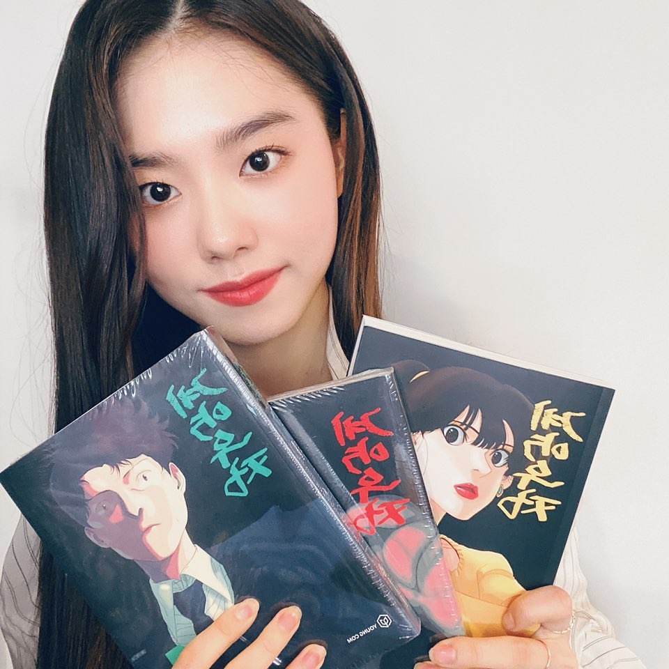 Singer and actor Kim So-hye has reported on his recent situation.Kim So-hye posted a photo on her instagram  on the 13th.In the open photo, Kim So-hye is staring at the Camera with his Contract you comic book in both hands. The big eyes and bright visuals that resemble the main character in the comic catch the eyes of the viewers.Kim So-hye is appearing as Um Se-yoon in KBS 2TV Drama Contract Friendship.Photo: Kim So-hye Instagram  