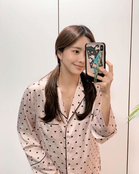 Actor Han Bo-reum released his Selfie.Han Bo-reum posted a picture on his 13th day with an article entitled Thank you Se-hee in his instagram.In the open photo, Han Bo-reum is taking a self-portrait wearing a heart pattern pajamas with his head tied in a double-headed bun.I can see the information. He responded kindly and actively communicated.Meanwhile, the web drama Timing, starring Han Bo-reum, was released on March 23rd.Photo: Hanboreum SNS