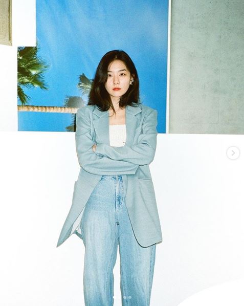 Red Velvet Seulgi said hello.Seulgi posted four photos on his Instagram on the 13th with an article entitled How are you?In the open photo, Seulgi stares at the camera, wearing a light blue jacket and a pair of soft blue pants, his arms folded, while Seulgi creates a chic atmosphere with a expressionless face.Meanwhile, Red Velvet, which Seulgi belongs to, released the repackaged album The ReVe Festival Final in December.Photo: Seulgi SNS