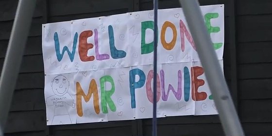 젠 포울스 선생님이 방문하는 한 학생의 집 울타리에 형형색색으로 감사 메시지가 적힌 종이가 붙어 있다.［유튜브 캡처］