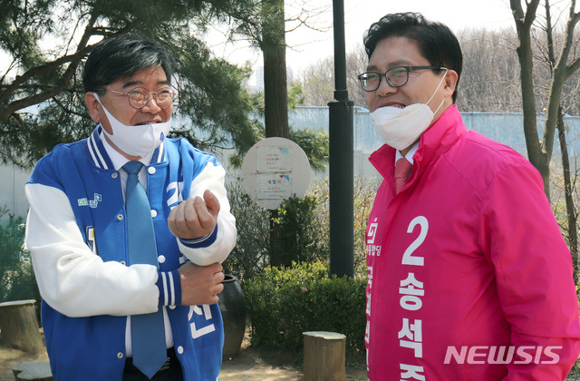 [서울=뉴시스]4.15총선 이천시에 출마하는 김용진 더불어민주당 후보가 6일 오후 경기도 용인시 기남방송에서 열리는 국회의원선거 후보자토론회에 참석한 가운데 송석준 미래통합당 후보와 대화를 나누고 있다. (사진=김용진 후보 캠프 제공)  2020.04.06.   photo@newsis.com