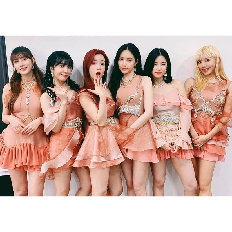 Apink revealed his feelings for the top spot on the music charts.Apink wrote on the official Instagram page April 13: Impressive moment. Dumbroom number one! Thank you for the bread you gave me. The dreamy time Pandas made!I can not do the dumping, and posted the video.The released video shows the members of Apink who enjoy the joy of the first place on the music chart and show Dumdrum choreography.Leader Park Chan-long posted a top-notch photo on his Instagram story, saying, Its been six years. Its a miracle. Whats going on? I want to see more Pandas.Congratulations on number one, dont forget, were grateful for this moment, Yoon Bomi wrote.Jung Eun-ji said, Thank you, I love every moment of your life.I love all our moments. Kim Nam-joo also expressed his gratitude, I love you all your moments. Thank you very much. Son Na-eun sent a certified photo and a message saying, Thank you, and Oh Ha-young said, What is this about?emigration site