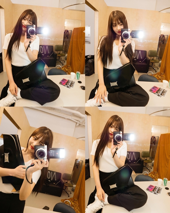 Joy posted several photos on his personal instagram on the 13th.In the photo, Joy took a selfie in front of the mirror with a camera, and his loveliness, which was also prominent in strong flashes, attracted many people.Many netizens who responded to this responded that Pecker swimming is good, Pecker swimming is good, and Lovely.Meanwhile, Joys group Red Velvet released the repackaged album The ReVe Festival Finale last December and acted as the title song Psycho.