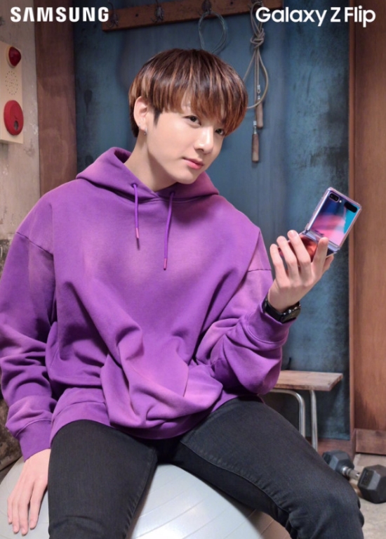 Visuals like Group BTS member Jungkooks piece captivated Sight.On the 13th, Samsung Lions Galaxy Weibo account released Galaxy Z Flip picture of BTS members along with Samsung LionsX [BTS] folding form is light and touching.Among them, Jungkook boasted a superior floral visual in a neat purple hood.Jungkook, who seemed to enjoy a rest with his cell phone after finishing the exercise, attracted attention.Especially, the sweet Smile revealed in the side like a solid physical and a piece with a clear line of exercise was robbed of the Sight.Meanwhile, the group BTS has prepared a special gift for fans.The online streaming festival BTS Concert (BTS ONLINE CONCERT WEEKEND, hereinafter Bangbang Con) is an online streaming festival where performances are watched in the room.Big Hit Entertainment announced on the official Twitter of BTS on the 10th that it will enjoy the schedule of Bangbang Con and how to enjoy the performance more abundantly.Bangbangcon will be available on YouTubes official channel BangbangTV from 12:00 pm on the 18th and 19th respectively.It consists of 8 parts for two days and will release BTS last concert and fan meeting live for free.