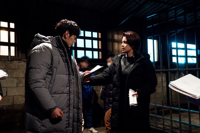 Lugal fascinated viewers with intense action.OCN TOIL Original Lugal (directed by Kang Cheol-woo/Playback Dohyeon) unveiled a passionate shooting scene on April 15.Action scenes, which are seen again as behind-the-scenes, contain Actors charisma and hidden efforts.As River example (Choi Jin-hyuk) knocked down Hwang Deuk-gu (Park Sung-woong), Lugal entered a new phase.River example, who found the reservoir, which was the execution site of Argos, found Ko Yong-deok (Park Jung-hak), who thought he was dead, and called Hwang Deuk-gu.River example, who returned what Rugal had been hit and went into a cheerful revenge. The scene where Hwang Deuk-gu, who was always relaxed, was hit by a fatal blow raised questions about the next story.In the meantime, the Lugal team members rushed to catch Argos and Hwang Deuk-gu with Danger several times.The dynamic action of the shocking reversal and the Danger situation is more exciting. The intense performance of human weapon heroes is increasing the attraction every time.The photo released included the action scenes of Lugal, which captivated viewers with intense impact.The 5th ending, which was re-emerged by Seol Min-joon (Kim Da-hyun), who became an experiment, to kill the River example, was tense.Choi Jin-hyuk and Kim Da-hyun completed the match between the two characters with perfect action.The two men, who have rehearsed several times for accurate sum without any error, have realistically drawn a strong battle of human weapons.Jo Dong-hyuks charisma in the ensuing photo also focuses attention: Jo Dong-hyuk, who intensely captures the narrative of the unmatched character Han Tae-woong (Jo Dong-hyuk).The rough eyes further upgrade the charm of the character.Actors passion is also conveyed in Rugals mission performance behind-the-scenes cut, where powerful action by Song Mina and Park Sun-ho shone.Those who defeated the endless members of the Argos at once gave a thrilling catharsis.In the open photos, Jeong He-In and Park Sun-ho emit an unbearable force: Actors Synergy is becoming even harder as Rugals sticky teamwork.The performances of those who will be unfolding in the future are expected.bak-beauty