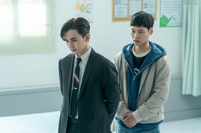Memoir of Warlist Yoo Seung-ho and Lee Se-young take another step closer to the identity of the eraser.TVNs Drama Memoir of Warlist (director Kim Hwi-hyeon Oh Seung-yeol, playwright Andoha Hwanghana, production studio Dragon, studio 655) released the images of Camellia (Yoo Seung-ho) and One line albumy (Lee Se-young) who persistently trace clues related to erasers on April 15.Here, Camellias strong side, the head of the gyeongtan (Ko Chang-seok) and Detective Oh Se-hoon (Yoon Ji-on), join together to spur joint Susa.In the last broadcast, Camellia and One lineready set up a meticulous trap to catch the eraser.But the eraser, who confronted the two with a clever trick as if he had penetrated the operation of the two, was a formidable opponent.The eraser, who disguised himself as a commando performing the operation and stayed with them, attacked One lineready and Jin Jae-gyu (Jo Han-cheol) and fled.Camellias appearance pulling the trigger at the eraser she faced on the roof further heightened tension.Meanwhile, the photo released shows the images of Camellia Jeers and One lineready, who visited Chief Chun Ki-soo (Moon Jeong-dae), causing curiosity.Chief Chun Ki-soo, who had taken profiling material related to his fathers death in the past, has a strange atmosphere with his expression that suppresses something anger.After an accident, he will provide important clues related to the eraser that Camellia and One lineready are looking for.It is also interesting to see One line ready and a day of spectator, which received a small item from Chief Chun Ki-soo in the following photo.Whether Chun Ki-su witnessed the eraser, Camellia and One lineready amplifies the curiosity of what hints he can get from him.In the 11th trailer released earlier, Camellia declared a final confrontation with the eraser.The eraser is expected to continue the provocation toward Camellia in a more stimulating way, not the imitation of the executive type that has killed the people who deserve to die.Camellia, who has no abandonment, also goes straight to reveal the identity of the eraser with One lineready, Camellia Girls spectator, and Oh Se-hoon.It raises curiosity about what the truth will be revealed in front of four people.kim myeong-mi