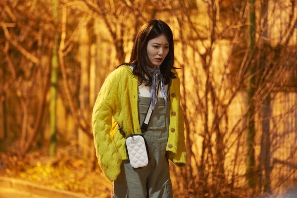 KBS2 Wednesday-Thursday evening drama Welcome, First Time in Korea? Shin Ye-eun and Seo Ji-hoon run between maze-like alleys and find Myoeng-su Kims trace.KBS 2TV Wednesday-Thursday Evening drama Welcome, First Time in Korea? (playplayplay by Joo Hwa-mi / Directed by Ji Byung-hyun) is a subtle companion romance drama of a woman like a cat and a puppy who turns into a man.It is a special youth fairy tale that mixes the story of the companion from the human point of view and the human point of view from the point of view of the companion tomb.Above all, Shin Ye-eun plays the role of Kim Sol-a, a candid designer in front of people and love, and Seo Ji-hoon plays the role of Prince Imperial Waneun, a cafe owner who is overcoming the painful wounds abandoned by parents and adoptive parents.Last week, Kim Sol-a finished his outgoing love for 10 years and released Prince Imperial Waneun, and Prince Imperial Waneun genuinely apologized for pushing Kim Sol-a out of the trauma of being abandoned.Shin Ye-eun and Seo Ji-hoon also burst into a tireless passion to run and run without difficulty until they created a good scene despite the late night shooting.Here, I added an inner acting that mixed complex emotions such as shocked eyes and fearful expressions, and gave the admiration of the scene.In the end, Shin Ye-euns eyes, which emit a firm resolution with tears, and Seo Ji-hoons sharp charisma combined, and a desperate race was completed with a minute and a second urgent.We are waiting for the story of young people who will heal and heal terrible wounds, the production team said. We hope that there will be a special event on the 15th (Today) in Peace, Welcome in Korea, and what kind of events will be related to Myoeng-su KimKBS 2TV Wednesday-Thursday Evening drama Welcome, First Time in Korea? will be broadcast at 10 pm on the 15th (tonight).