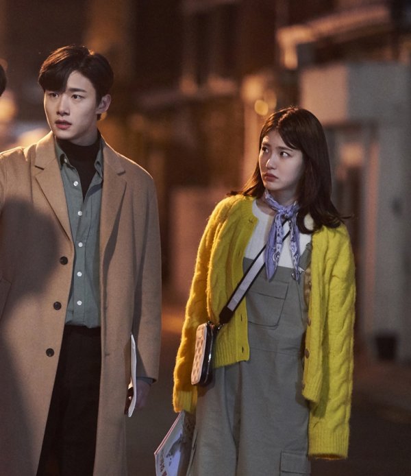 KBS2 Wednesday-Thursday evening drama Welcome, First Time in Korea? Shin Ye-eun and Seo Ji-hoon run between maze-like alleys and find Myoeng-su Kims trace.KBS 2TV Wednesday-Thursday Evening drama Welcome, First Time in Korea? (playplayplay by Joo Hwa-mi / Directed by Ji Byung-hyun) is a subtle companion romance drama of a woman like a cat and a puppy who turns into a man.It is a special youth fairy tale that mixes the story of the companion from the human point of view and the human point of view from the point of view of the companion tomb.Above all, Shin Ye-eun plays the role of Kim Sol-a, a candid designer in front of people and love, and Seo Ji-hoon plays the role of Prince Imperial Waneun, a cafe owner who is overcoming the painful wounds abandoned by parents and adoptive parents.Last week, Kim Sol-a finished his outgoing love for 10 years and released Prince Imperial Waneun, and Prince Imperial Waneun genuinely apologized for pushing Kim Sol-a out of the trauma of being abandoned.Shin Ye-eun and Seo Ji-hoon also burst into a tireless passion to run and run without difficulty until they created a good scene despite the late night shooting.Here, I added an inner acting that mixed complex emotions such as shocked eyes and fearful expressions, and gave the admiration of the scene.In the end, Shin Ye-euns eyes, which emit a firm resolution with tears, and Seo Ji-hoons sharp charisma combined, and a desperate race was completed with a minute and a second urgent.We are waiting for the story of young people who will heal and heal terrible wounds, the production team said. We hope that there will be a special event on the 15th (Today) in Peace, Welcome in Korea, and what kind of events will be related to Myoeng-su KimKBS 2TV Wednesday-Thursday Evening drama Welcome, First Time in Korea? will be broadcast at 10 pm on the 15th (tonight).