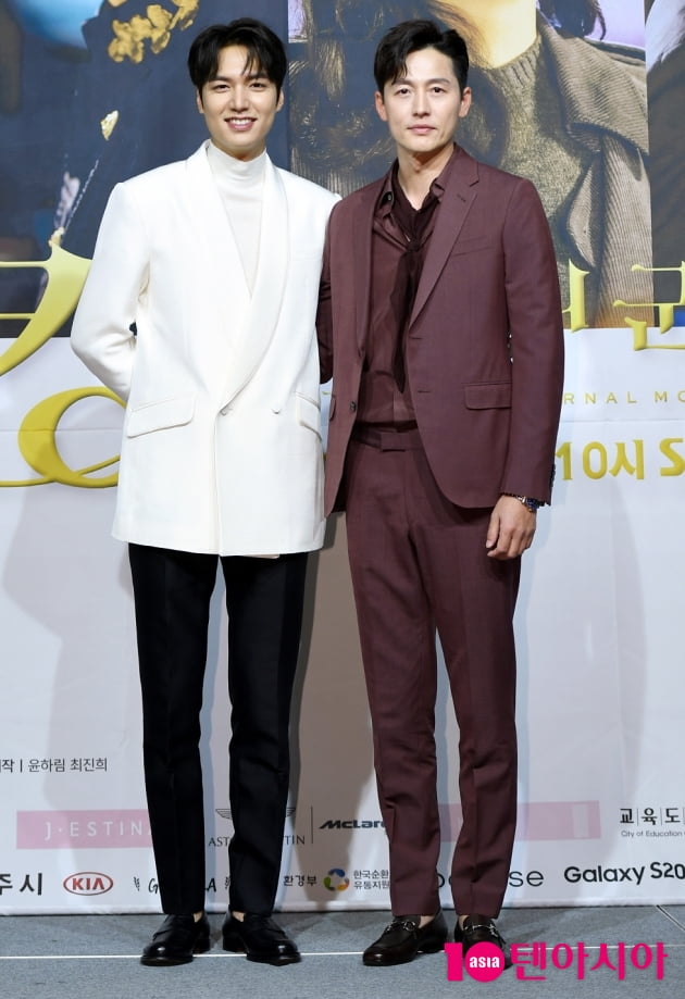 Actors Lee Min-ho and Lee Jung-jin pose for the SBS new gilt drama The King - Eternal Monarch Online production presentation on the online to prevent the spread of Corona 19 on the afternoon of the 16th.