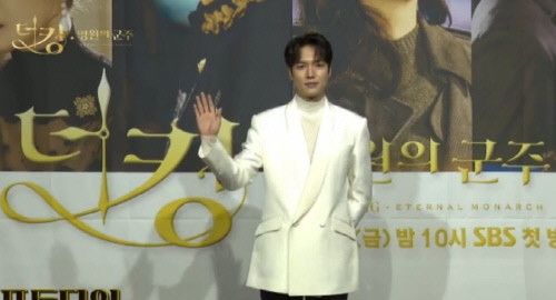 On the afternoon of the 16th, an online live broadcast of SBSs new gilt drama The King - The King was presented.The King is only three years after Lee Min-hos service. Its been a long time since Ive been here, Lee Min-ho said.I saw Highlight and its very funny. I want to see it too quickly. I wanted to see it, he said.He then raised his expectations by saying that he was a person with all the texts about his role.I have been greeting you through the CRT for a long time, and I hope you can expect it soon, Kim said.Meanwhile, The King will be broadcasted at 10 p.m. on the 17th as a drama depicting romances with different dimensions through the cooperation of the Emperor of the Korean Empire, who is trying to close the door (the door) against the demon, and the Korean detective who is trying to protect someones life and love.Photos  SBS