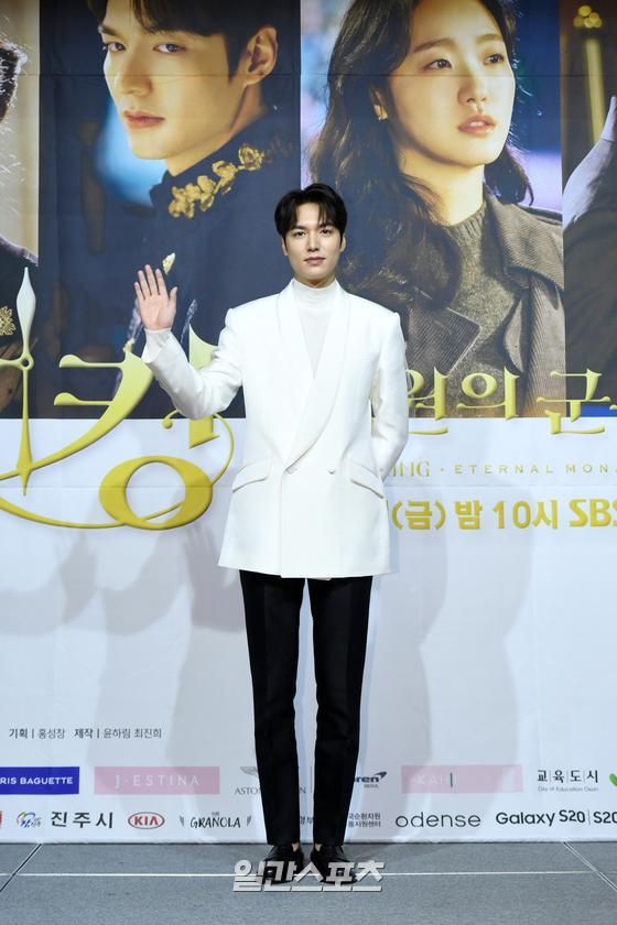 The King - Monarch of Eternity will be broadcast on the 17th as a drama depicting romances with different dimensions through the cooperation of the Emperor of the Korean Empire, who is trying to close the door () to the devil, and the Korean detective who is trying to protect someones life and love.Photo: Provision of SBS2020.04.16Lee Min-ho, relaxed hand drawing