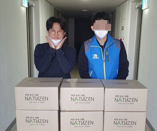 Comedian Park Sung-Kwang has Donated Hand Sanitizer to prevent the spread of new Covidvirus infections (Covid19).Park Sung-Kwang posted a picture and post on his Instagram account on Wednesday.Park Sung-Kwang said in a post, Covid is not over yet! I do not want to be careful.In the public photo, Park Sung-Kwang is laughing brightly in front of the Hand sanitizer box and leaving a Donation certification shot.Meanwhile, Park Sung-Kwang is appearing on SBS entertainment Sangmyongmong 2 - You Are My Destiny.