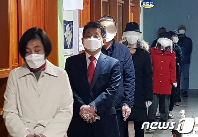 (부천=뉴스1) 정진욱 기자 = 차명진 미래통합당 후보가 15일 오전 경기 부천시 범박동 일신초등학교에 마련된 투표장에서 부인 서명희씨와 줄을 서며 대기하고 있다.(차명진 캠프제공)2020.4.15/뉴스1