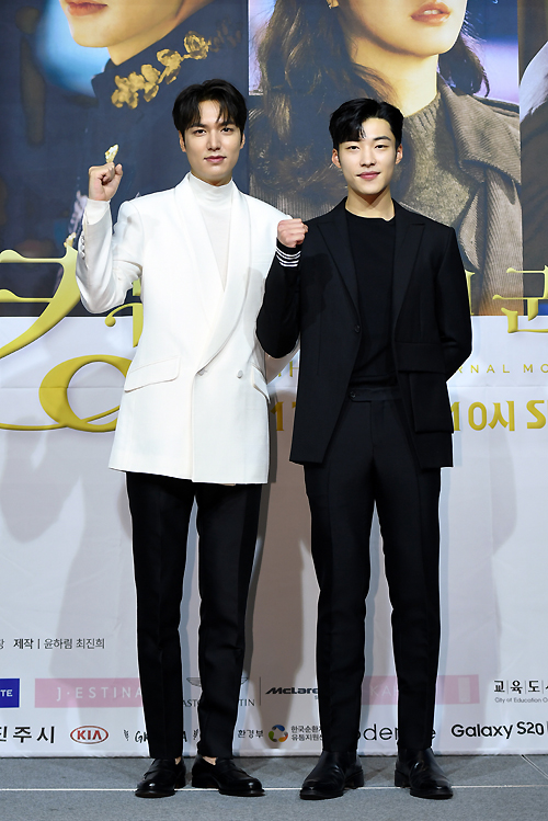 Lee Min-ho - Woo Do-hwan Sim Kung! Hun Nams The King - Monarch of Eternity is a fantasy romance drawn by Lee Min-ho, the Emperor of the Korean Empire, who is trying to close the door (the Lee Dynasty), and Jung Tae-eul, a Korean detective who is trying to protect someones life, people, and love, through cooperation between the two worlds.The King - Monarch of Eternity will be broadcast at 10 pm on the 17th.