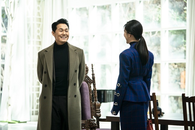 Lugal is heartwarming viewers with perfect team synergy.On April 16, the OCN Saturday drama Lugal released a behind-the-scenes cut that makes people laugh even if they just pass their eyes.Cheung Chemi, a character-filled actor, such as Choi Jin-hyuk, Park Sung-woong, Jin He-In, Han Ji-wan, Kim Min-Sang, Park Sun-ho and Jang In-seop, who lead the scene with soft charisma, attracts attention.The River example (Choi Jin-hyuk) decided to shake the distrust of Hwang Deuk-gu (Park Sung-woong) and Han Ji-wan by rooting Lee Yonghae Argos.To find the decisive evidence, River example, who found the reservoir, which was the execution site of Argos, found Ko Yong-deok (Park Jung-hak), who was only known to be dead, and called him Lee Yong-hae.When Hwang Deuk-gu was caught in the trap of the River example, he fell after being hit by a sting and a bullet shot by Ko Yong-deok, and finally entered into a cheerful revenge in repeated crises.His new operation to bring down Argos is drawing attention.In the meantime, the behind-the-scenes photos are cheerful, unlike the ones that have created a breathtaking tension.The faces of actors gathered at the scene, including Choi Jin-hyuk, Park Sung-woong, Jin He-In, and Han Ji-wan, are full of smiles.First, the 6th ending behind-the-cut, in which the River example hit Hwang Deuk-gu, attracts attention with a temperature difference that is distinctly different from the bloody gods atmosphere.Choi Jin-hyuk, Jang In-seop, and Park Jung-hak, who have been breathing together, make the viewers feel good.Especially, the colorful charm of Choi Jin-hyuk, which goes between charisma and softness, causes excitement.The Argos team members who pointed guns at each other also laugh when they meet their eyes.Park Sung-woong, Han Ji-wans chemistry, which foreshadowed a more intense war, is no better.Park Sung-woong, who created a new absolute evil character with his unique acting, shines the filming scene with a gentle face.The upgrading team play, Jin He-In, Park Sun-hos anti-war charm, Kim Min-Sang and Jang Seo-kyungs warm smile were also captured.Another synergy among those who are active in their respective positions is expected. Rugal will show its evolved teamwork in the future, and Argos will fight a fiercer war.I hope youll be more interested and more intense in the development of actors.hwang hye-jin