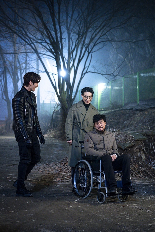 Lugal is heartwarming viewers with perfect team synergy.On April 16, the OCN Saturday drama Lugal released a behind-the-scenes cut that makes people laugh even if they just pass their eyes.Cheung Chemi, a character-filled actor, such as Choi Jin-hyuk, Park Sung-woong, Jin He-In, Han Ji-wan, Kim Min-Sang, Park Sun-ho and Jang In-seop, who lead the scene with soft charisma, attracts attention.The River example (Choi Jin-hyuk) decided to shake the distrust of Hwang Deuk-gu (Park Sung-woong) and Han Ji-wan by rooting Lee Yonghae Argos.To find the decisive evidence, River example, who found the reservoir, which was the execution site of Argos, found Ko Yong-deok (Park Jung-hak), who was only known to be dead, and called him Lee Yong-hae.When Hwang Deuk-gu was caught in the trap of the River example, he fell after being hit by a sting and a bullet shot by Ko Yong-deok, and finally entered into a cheerful revenge in repeated crises.His new operation to bring down Argos is drawing attention.In the meantime, the behind-the-scenes photos are cheerful, unlike the ones that have created a breathtaking tension.The faces of actors gathered at the scene, including Choi Jin-hyuk, Park Sung-woong, Jin He-In, and Han Ji-wan, are full of smiles.First, the 6th ending behind-the-cut, in which the River example hit Hwang Deuk-gu, attracts attention with a temperature difference that is distinctly different from the bloody gods atmosphere.Choi Jin-hyuk, Jang In-seop, and Park Jung-hak, who have been breathing together, make the viewers feel good.Especially, the colorful charm of Choi Jin-hyuk, which goes between charisma and softness, causes excitement.The Argos team members who pointed guns at each other also laugh when they meet their eyes.Park Sung-woong, Han Ji-wans chemistry, which foreshadowed a more intense war, is no better.Park Sung-woong, who created a new absolute evil character with his unique acting, shines the filming scene with a gentle face.The upgrading team play, Jin He-In, Park Sun-hos anti-war charm, Kim Min-Sang and Jang Seo-kyungs warm smile were also captured.Another synergy among those who are active in their respective positions is expected. Rugal will show its evolved teamwork in the future, and Argos will fight a fiercer war.I hope youll be more interested and more intense in the development of actors.hwang hye-jin