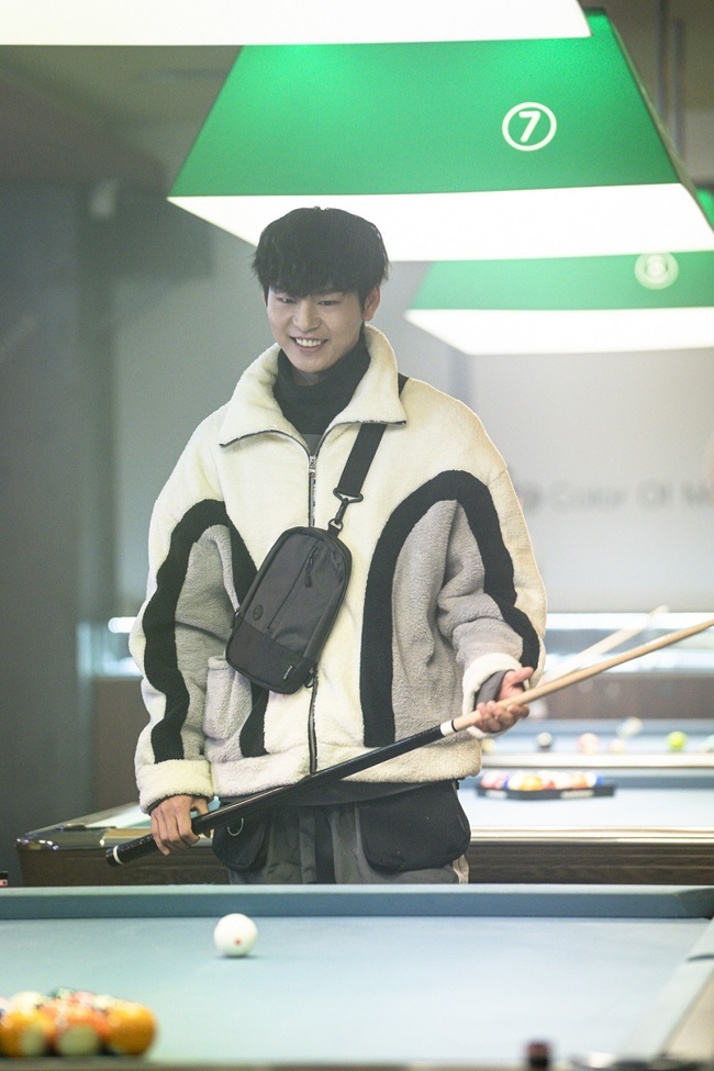 Lugal is heartwarming viewers with perfect team synergy.On April 16, the OCN Saturday drama Lugal released a behind-the-scenes cut that makes people laugh even if they just pass their eyes.Cheung Chemi, a character-filled actor, such as Choi Jin-hyuk, Park Sung-woong, Jin He-In, Han Ji-wan, Kim Min-Sang, Park Sun-ho and Jang In-seop, who lead the scene with soft charisma, attracts attention.The River example (Choi Jin-hyuk) decided to shake the distrust of Hwang Deuk-gu (Park Sung-woong) and Han Ji-wan by rooting Lee Yonghae Argos.To find the decisive evidence, River example, who found the reservoir, which was the execution site of Argos, found Ko Yong-deok (Park Jung-hak), who was only known to be dead, and called him Lee Yong-hae.When Hwang Deuk-gu was caught in the trap of the River example, he fell after being hit by a sting and a bullet shot by Ko Yong-deok, and finally entered into a cheerful revenge in repeated crises.His new operation to bring down Argos is drawing attention.In the meantime, the behind-the-scenes photos are cheerful, unlike the ones that have created a breathtaking tension.The faces of actors gathered at the scene, including Choi Jin-hyuk, Park Sung-woong, Jin He-In, and Han Ji-wan, are full of smiles.First, the 6th ending behind-the-cut, in which the River example hit Hwang Deuk-gu, attracts attention with a temperature difference that is distinctly different from the bloody gods atmosphere.Choi Jin-hyuk, Jang In-seop, and Park Jung-hak, who have been breathing together, make the viewers feel good.Especially, the colorful charm of Choi Jin-hyuk, which goes between charisma and softness, causes excitement.The Argos team members who pointed guns at each other also laugh when they meet their eyes.Park Sung-woong, Han Ji-wans chemistry, which foreshadowed a more intense war, is no better.Park Sung-woong, who created a new absolute evil character with his unique acting, shines the filming scene with a gentle face.The upgrading team play, Jin He-In, Park Sun-hos anti-war charm, Kim Min-Sang and Jang Seo-kyungs warm smile were also captured.Another synergy among those who are active in their respective positions is expected. Rugal will show its evolved teamwork in the future, and Argos will fight a fiercer war.I hope youll be more interested and more intense in the development of actors.hwang hye-jin