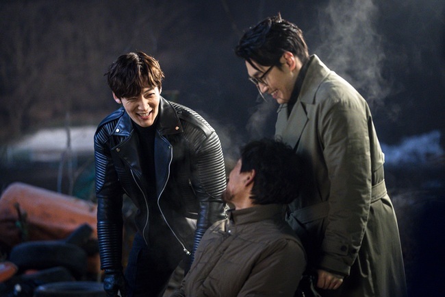 Lugal is heartwarming viewers with perfect team synergy.On April 16, the OCN Saturday drama Lugal released a behind-the-scenes cut that makes people laugh even if they just pass their eyes.Cheung Chemi, a character-filled actor, such as Choi Jin-hyuk, Park Sung-woong, Jin He-In, Han Ji-wan, Kim Min-Sang, Park Sun-ho and Jang In-seop, who lead the scene with soft charisma, attracts attention.The River example (Choi Jin-hyuk) decided to shake the distrust of Hwang Deuk-gu (Park Sung-woong) and Han Ji-wan by rooting Lee Yonghae Argos.To find the decisive evidence, River example, who found the reservoir, which was the execution site of Argos, found Ko Yong-deok (Park Jung-hak), who was only known to be dead, and called him Lee Yong-hae.When Hwang Deuk-gu was caught in the trap of the River example, he fell after being hit by a sting and a bullet shot by Ko Yong-deok, and finally entered into a cheerful revenge in repeated crises.His new operation to bring down Argos is drawing attention.In the meantime, the behind-the-scenes photos are cheerful, unlike the ones that have created a breathtaking tension.The faces of actors gathered at the scene, including Choi Jin-hyuk, Park Sung-woong, Jin He-In, and Han Ji-wan, are full of smiles.First, the 6th ending behind-the-cut, in which the River example hit Hwang Deuk-gu, attracts attention with a temperature difference that is distinctly different from the bloody gods atmosphere.Choi Jin-hyuk, Jang In-seop, and Park Jung-hak, who have been breathing together, make the viewers feel good.Especially, the colorful charm of Choi Jin-hyuk, which goes between charisma and softness, causes excitement.The Argos team members who pointed guns at each other also laugh when they meet their eyes.Park Sung-woong, Han Ji-wans chemistry, which foreshadowed a more intense war, is no better.Park Sung-woong, who created a new absolute evil character with his unique acting, shines the filming scene with a gentle face.The upgrading team play, Jin He-In, Park Sun-hos anti-war charm, Kim Min-Sang and Jang Seo-kyungs warm smile were also captured.Another synergy among those who are active in their respective positions is expected. Rugal will show its evolved teamwork in the future, and Argos will fight a fiercer war.I hope youll be more interested and more intense in the development of actors.hwang hye-jin