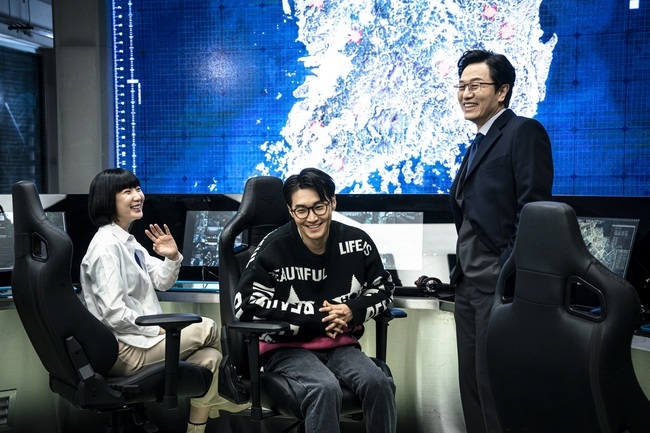 Lugal is heartwarming viewers with perfect team synergy.On April 16, the OCN Saturday drama Lugal released a behind-the-scenes cut that makes people laugh even if they just pass their eyes.Cheung Chemi, a character-filled actor, such as Choi Jin-hyuk, Park Sung-woong, Jin He-In, Han Ji-wan, Kim Min-Sang, Park Sun-ho and Jang In-seop, who lead the scene with soft charisma, attracts attention.The River example (Choi Jin-hyuk) decided to shake the distrust of Hwang Deuk-gu (Park Sung-woong) and Han Ji-wan by rooting Lee Yonghae Argos.To find the decisive evidence, River example, who found the reservoir, which was the execution site of Argos, found Ko Yong-deok (Park Jung-hak), who was only known to be dead, and called him Lee Yong-hae.When Hwang Deuk-gu was caught in the trap of the River example, he fell after being hit by a sting and a bullet shot by Ko Yong-deok, and finally entered into a cheerful revenge in repeated crises.His new operation to bring down Argos is drawing attention.In the meantime, the behind-the-scenes photos are cheerful, unlike the ones that have created a breathtaking tension.The faces of actors gathered at the scene, including Choi Jin-hyuk, Park Sung-woong, Jin He-In, and Han Ji-wan, are full of smiles.First, the 6th ending behind-the-cut, in which the River example hit Hwang Deuk-gu, attracts attention with a temperature difference that is distinctly different from the bloody gods atmosphere.Choi Jin-hyuk, Jang In-seop, and Park Jung-hak, who have been breathing together, make the viewers feel good.Especially, the colorful charm of Choi Jin-hyuk, which goes between charisma and softness, causes excitement.The Argos team members who pointed guns at each other also laugh when they meet their eyes.Park Sung-woong, Han Ji-wans chemistry, which foreshadowed a more intense war, is no better.Park Sung-woong, who created a new absolute evil character with his unique acting, shines the filming scene with a gentle face.The upgrading team play, Jin He-In, Park Sun-hos anti-war charm, Kim Min-Sang and Jang Seo-kyungs warm smile were also captured.Another synergy among those who are active in their respective positions is expected. Rugal will show its evolved teamwork in the future, and Argos will fight a fiercer war.I hope youll be more interested and more intense in the development of actors.hwang hye-jin