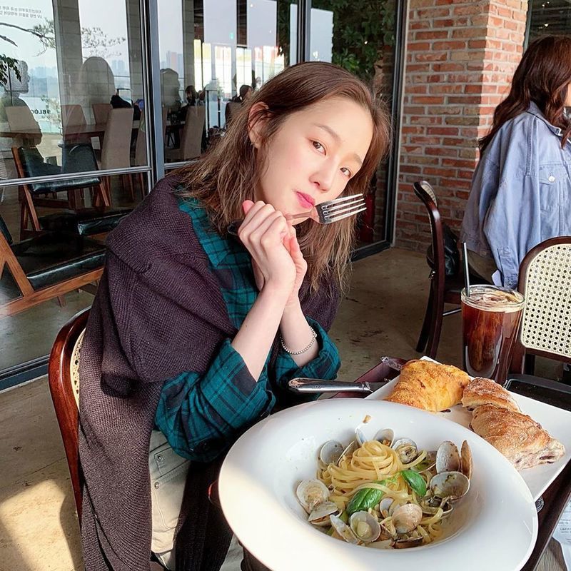 Singer Park Bo Ram has revealed the latest status of maintaining after a 30kg weight loss.Park Bo Ram posted several photos of himself on personal social media on April 15.Park Bo Ram in the picture is eating pasta and bread at a restaurant; in another photo, he creates an intellectual atmosphere with glasses on.Park Bo Ram added with the photo, I only eat rice and then I have a hinddak, informing him that it was a short outing in the Corona 19 incident.Park Su-in