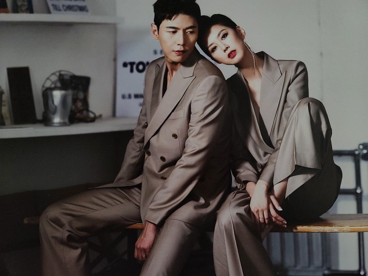 Actor Ji So-yun reminisced about her husband Song Jae-hee and marriage.Ji So-yun posted several wedding photos on her personal SNS on April 16th, which she took in 2017.Ji So-yun said, Is everyone doing well? Im doing well, too, when I was traveling through the photo album, traveling through memories, taking pictures of marriage.Its already been the third year of marriage, he announced.I think that time is a little younger than now. I think I should spend all my time looking at the pictures. I see everyone.Park Su-in